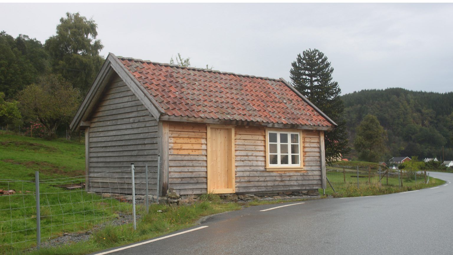Villaen på Nedstrand i Rogaland er en av få bygninger som kan knyttes til romanifolkets historie i Norge. Romanivillaen ble antageligvis bygget på gården Hålå i Indre Amdal på 1700-tallet. (Foto: Øyvind Malmin, Rogaland fylkeskommune)