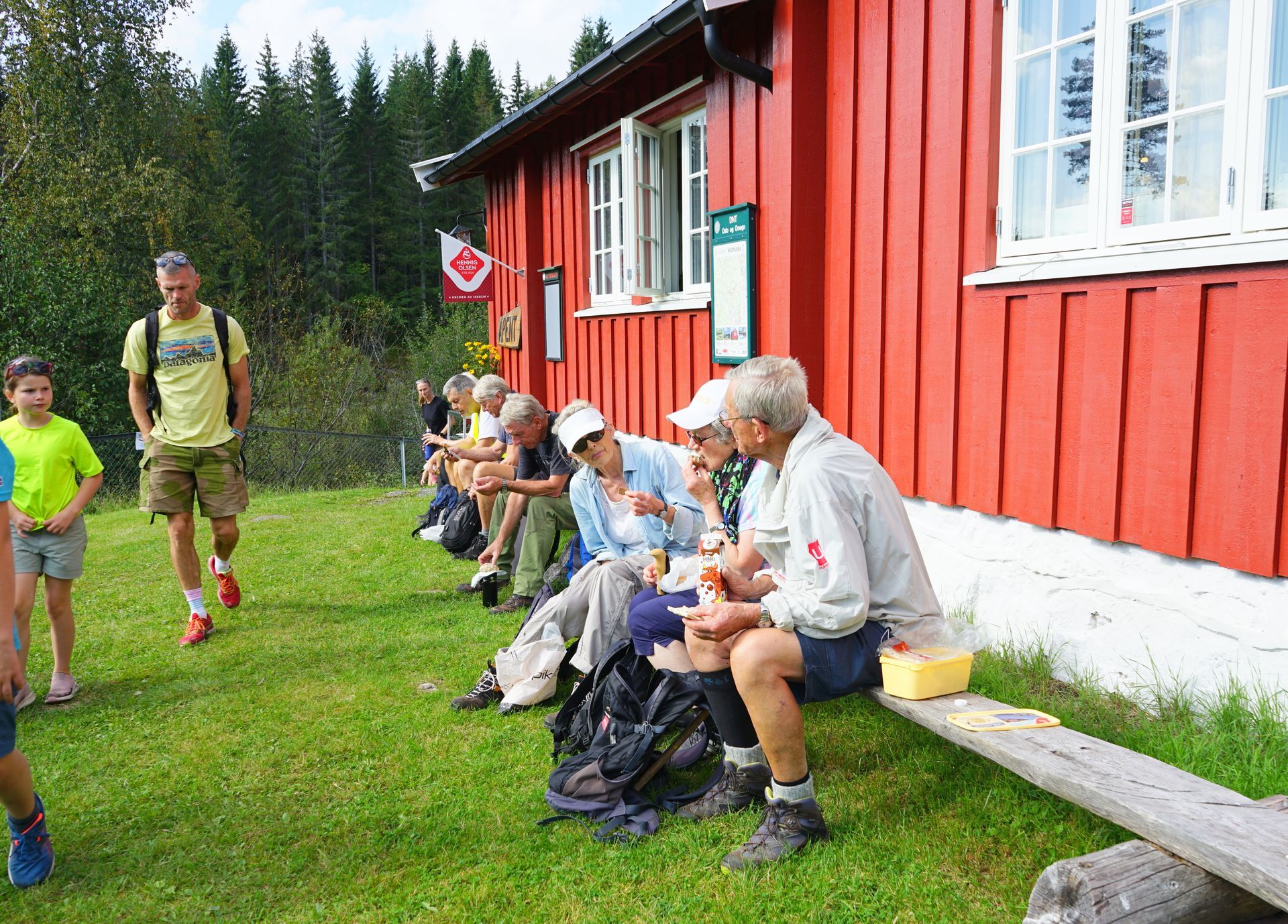 Vi tok en hyggelig rastepause i solskinnet på Furuholmen.