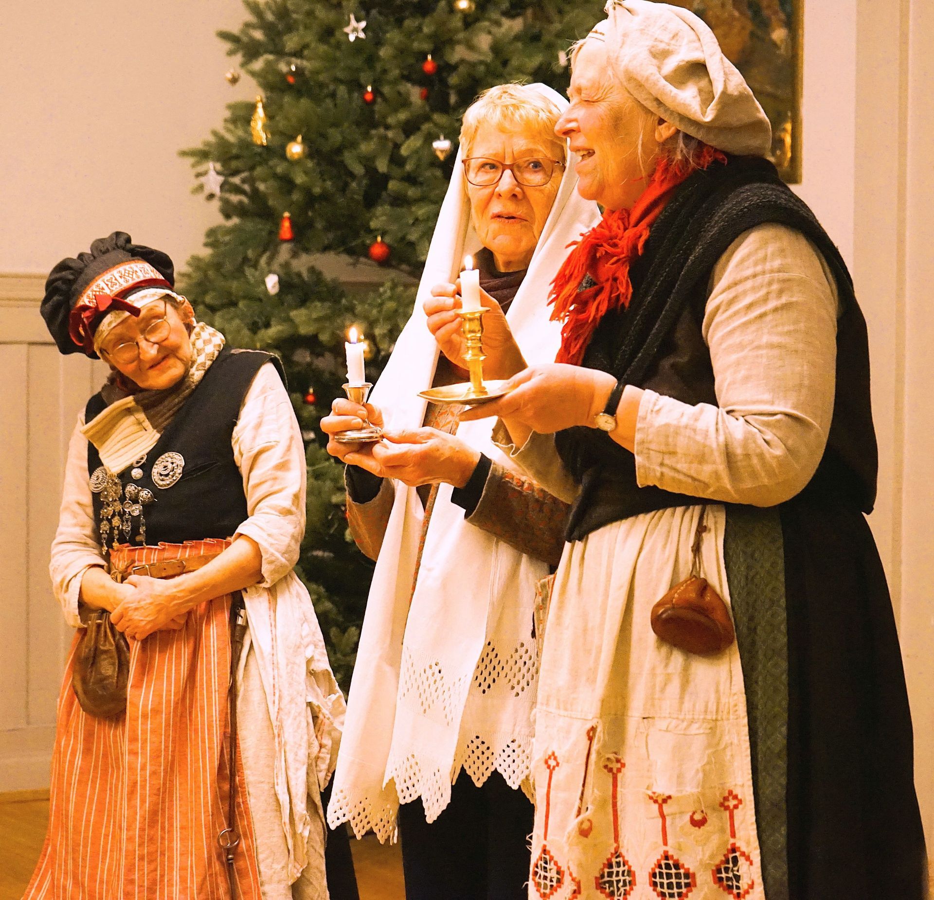 Eva Holo Kostveit måtte bistå som ung jomfru under kveldens arrangement!