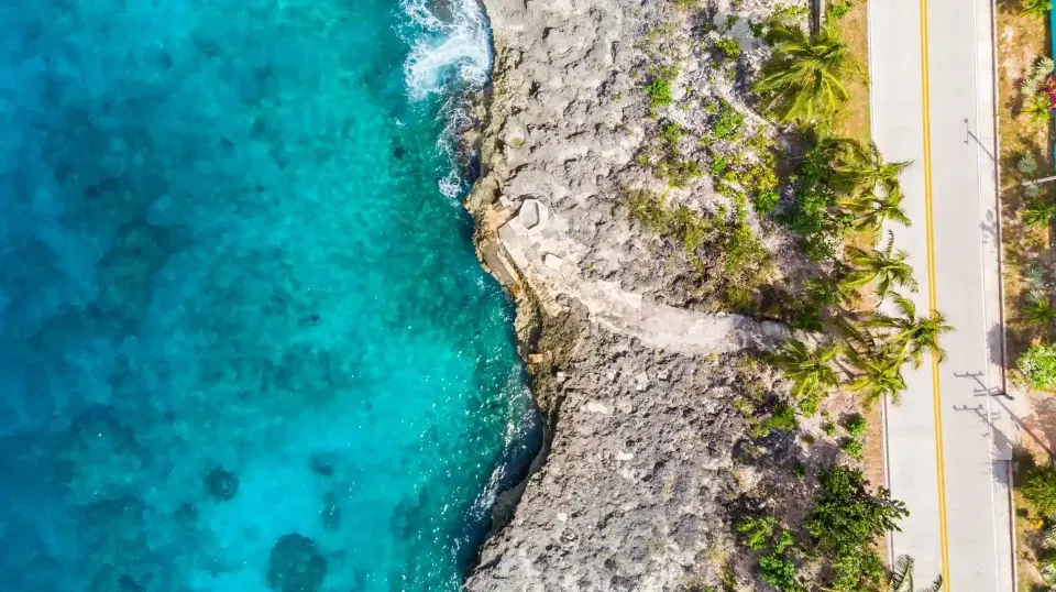 San Andrés como destino para viajar en diciembre, con el Hotel 111 ubicado cerca al mar.