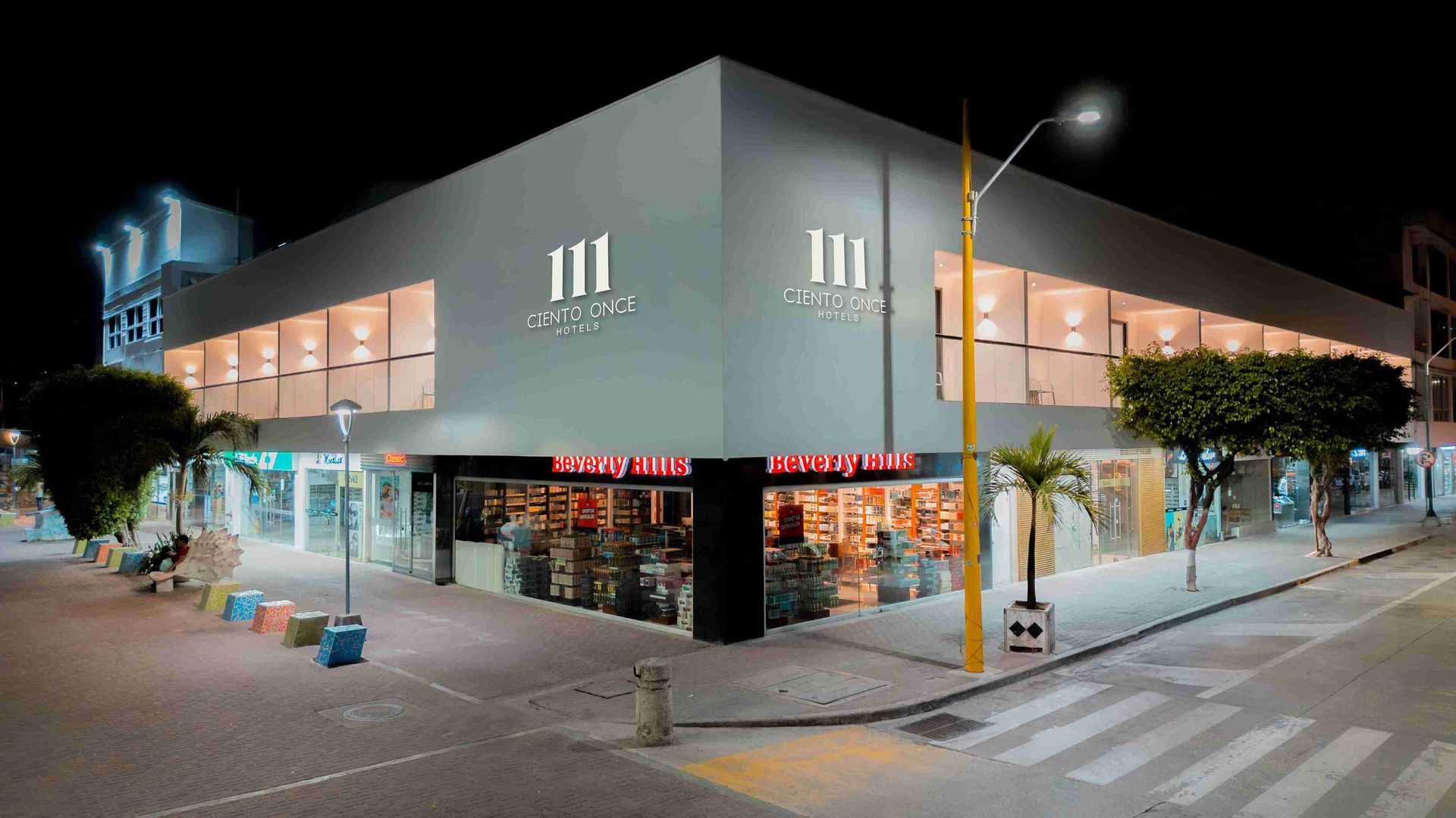 Fachada nocturna de hotel en el centro de San Andrés, ubicación estratégica para moverse por la isla.