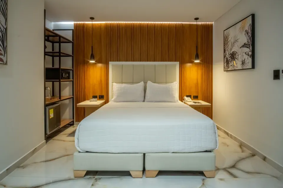 Habitación moderna en Prixma Hotel San Andrés, hotel boutique en San Andrés para descansar y moverte fácil.