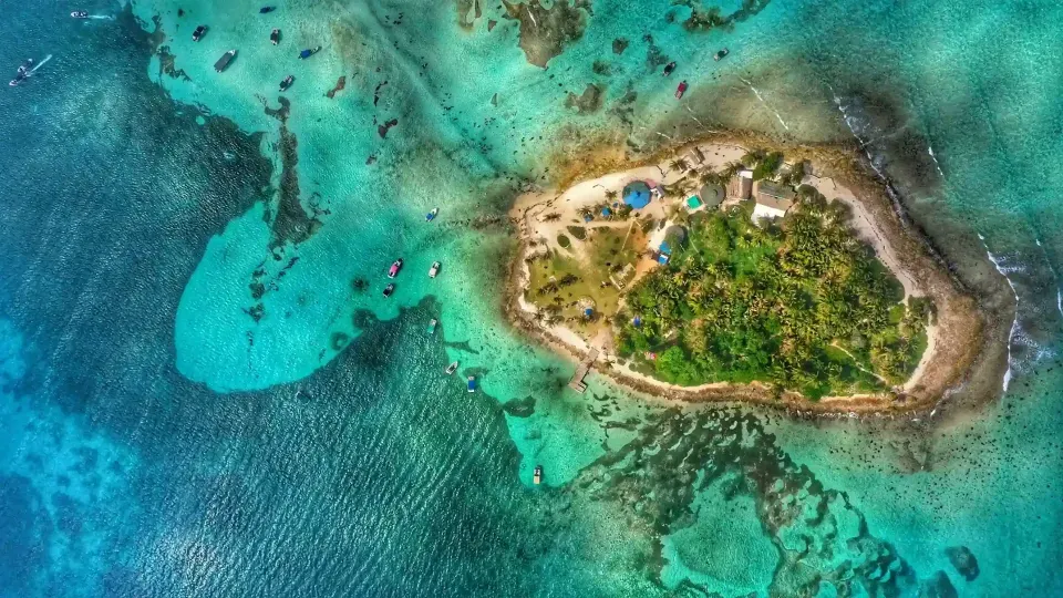 Vela sobre el mar de siete colores en San Andrés, plan para viajar ligero y empezar el año cerca de Spratt Bight.