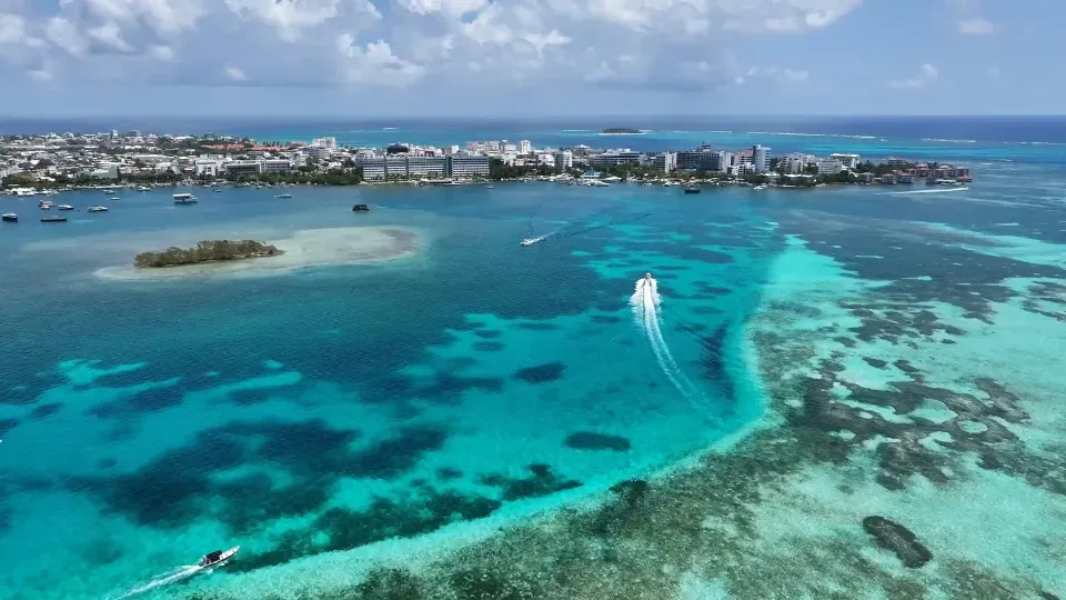 Playas de San Andrés cerca al Hotel 111, con mar turquesa ideal para comenzar el 2026 en el Caribe colombiano.