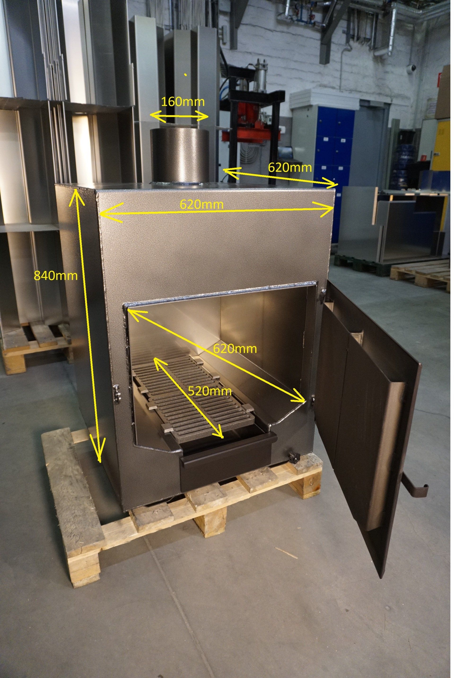 Industriel metalstol på en palle i et værksted med åbent sidepanel og gule målemarkeringer