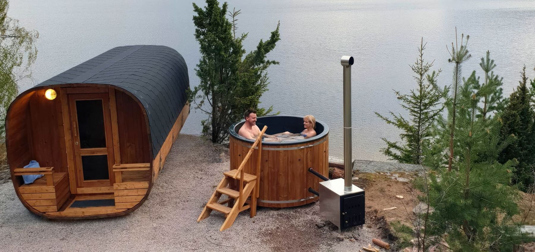 En par sidder i et vildmarksbad ved siden af ​​en sauna.