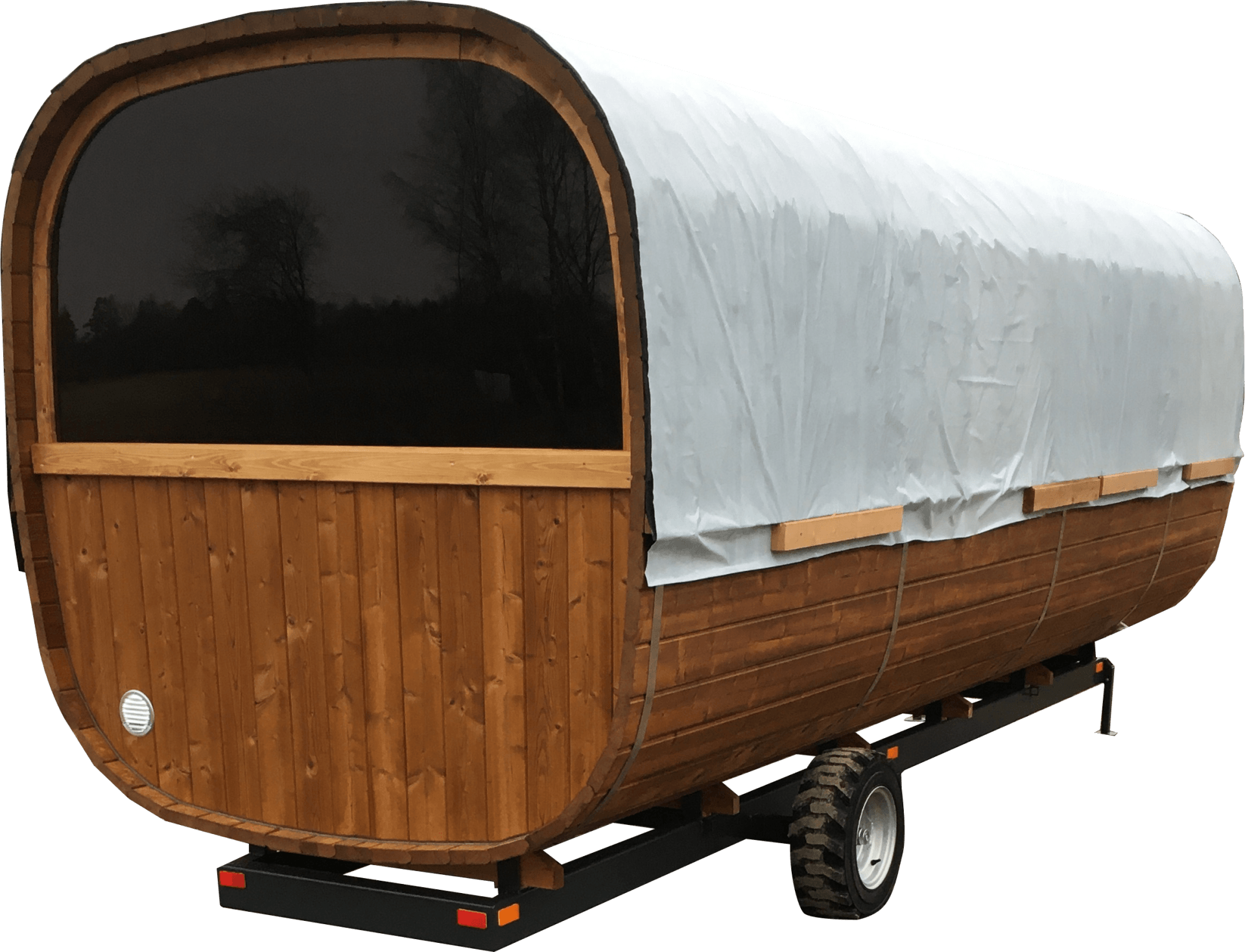 Træcampingvogn med afrundet front, sort vindue og sølvfarvet presenning, der dækker siden.