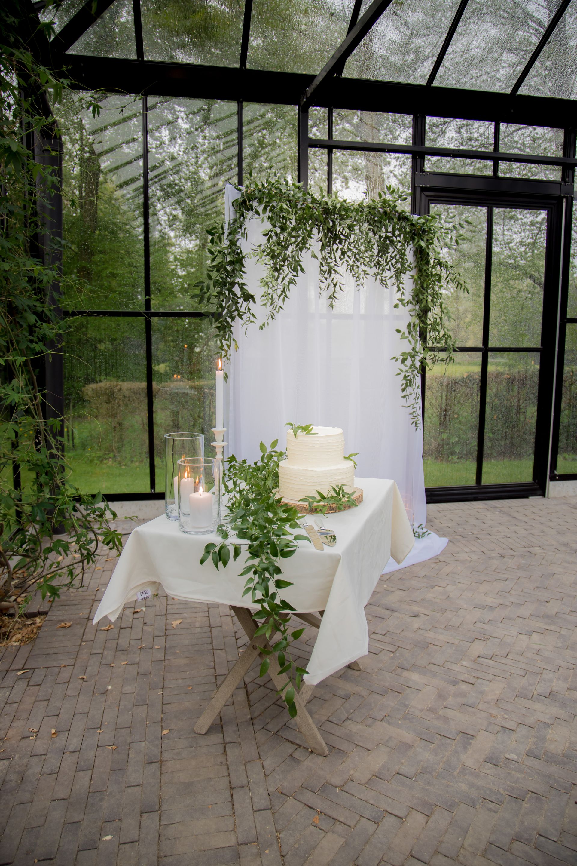 Bruidstaart met backdrop