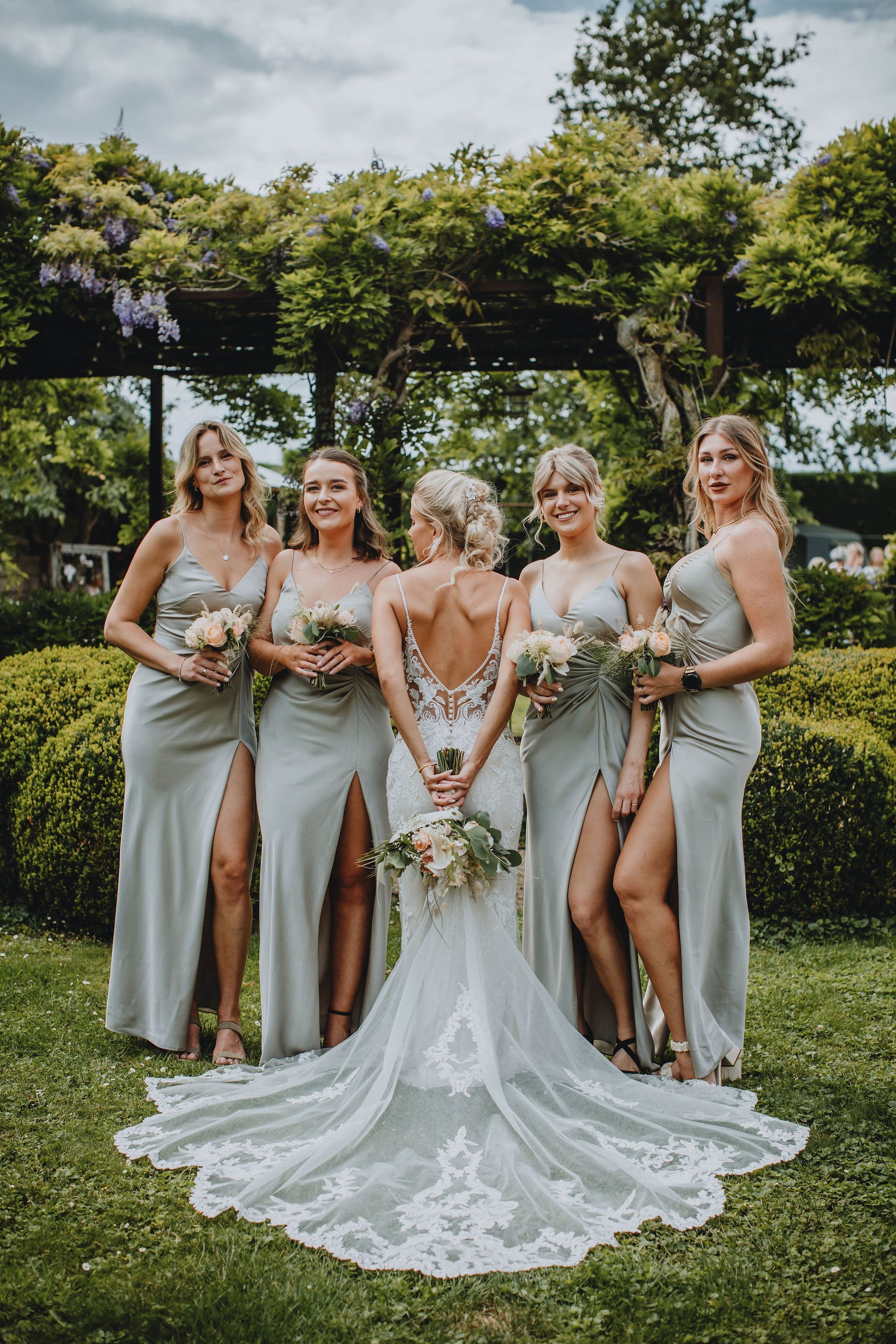 Bruid met bruidsmeisjes