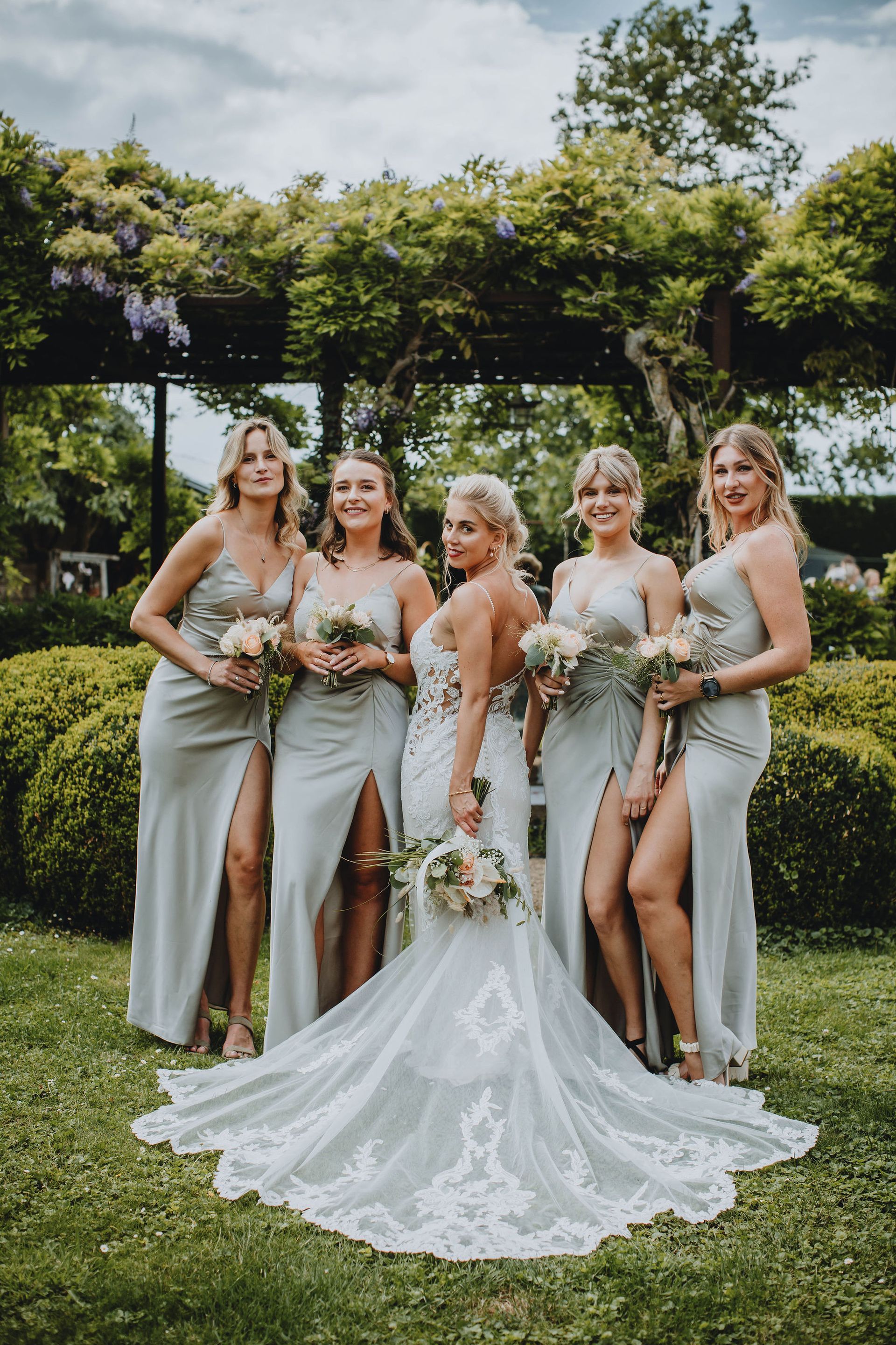 Bruid met bruidsmeisjes