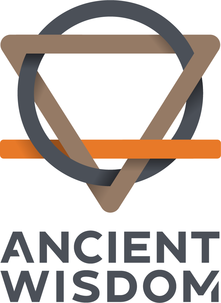 Logo di forme intrecciate; triangolo e cerchio, con linea arancione orizzontale; testo