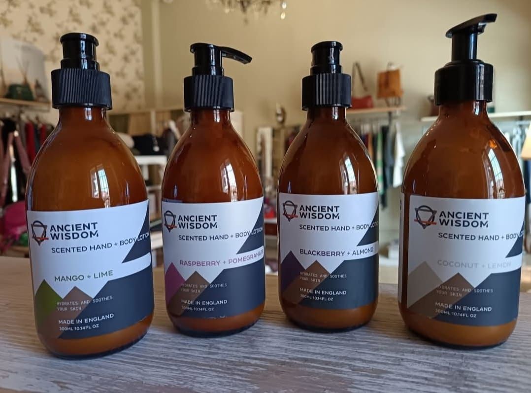 Quattro bottiglie marroni con tappo a pompa nero, etichettate