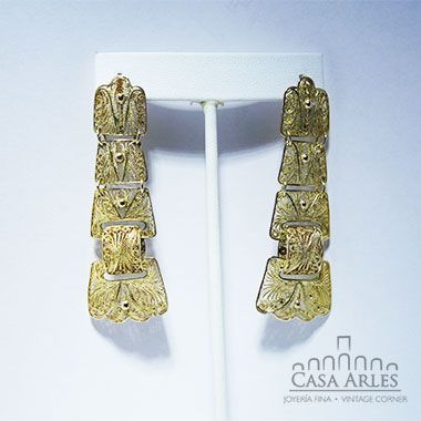 Aretes de oro en cascada