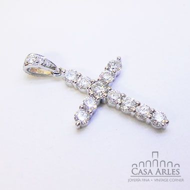Dije de oro blanco de cruz e incrustaciones