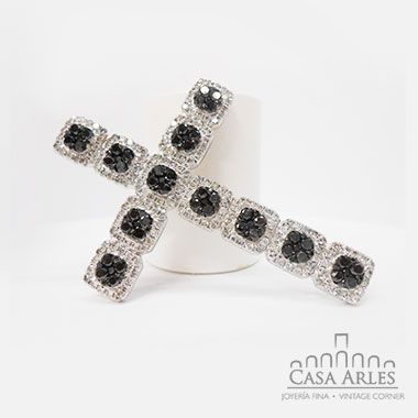 Dije de cruz con piedras blancas y negras