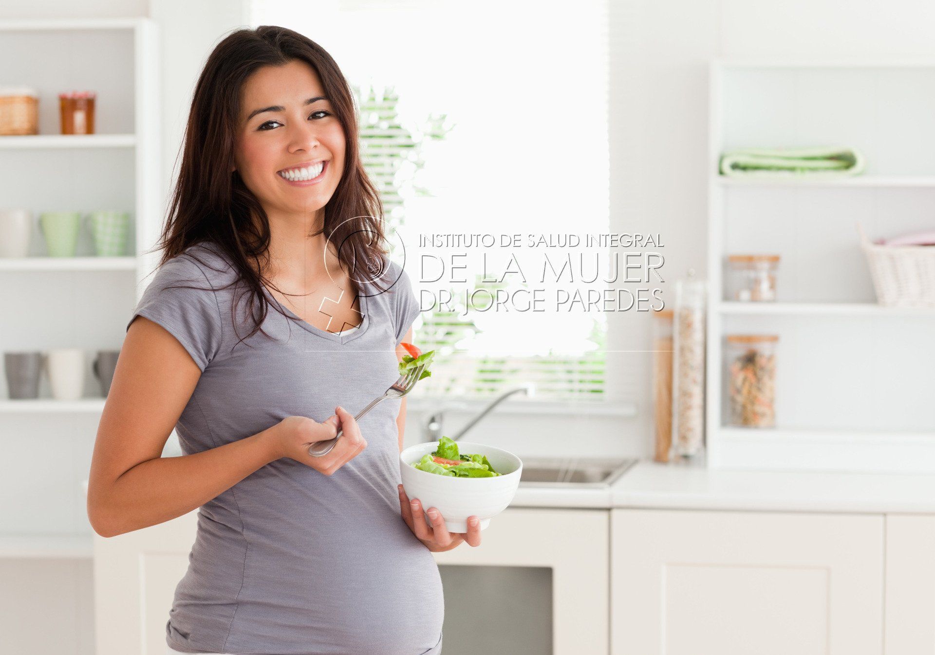 mujer embarazada comiendo una ensalada