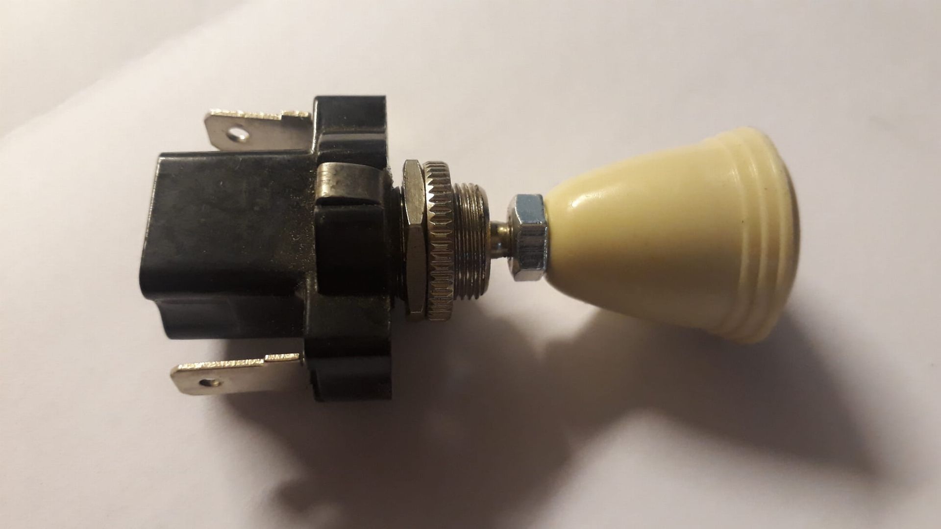 Trekschakelaar met ivoorkleurige knop