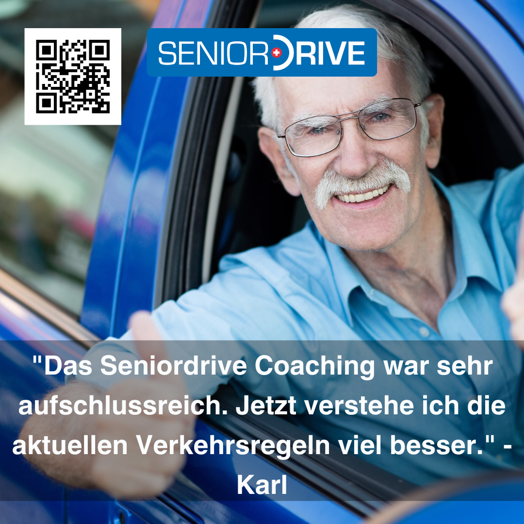 Ein Mann in einem blauen Hemd fährt ein blaues Auto mit einem Schild mit der Aufschrift „Senior Drive“
