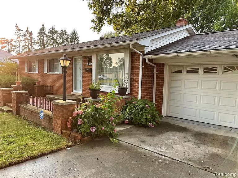 36900 Ferndale exterior