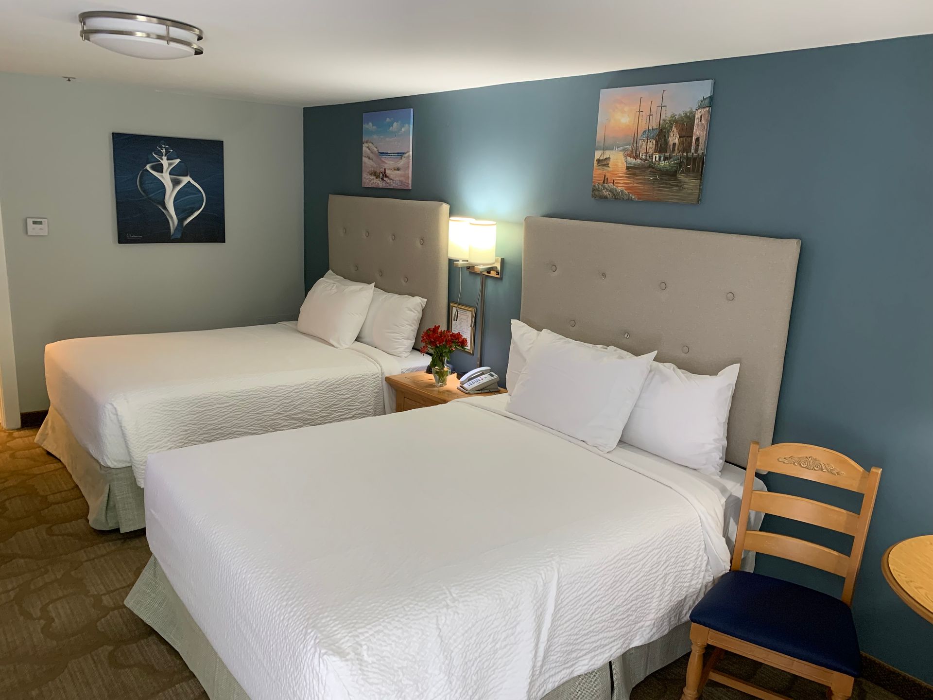 A hotel room with a king size bed and two nightstands.