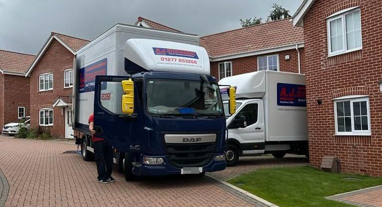weekdays are cheaper than weekends for moving house