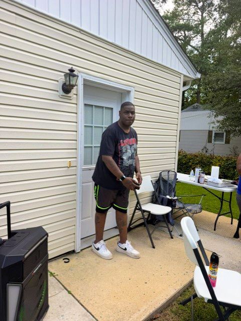 Different homes gathered for Labor Day at Francis Drive 07