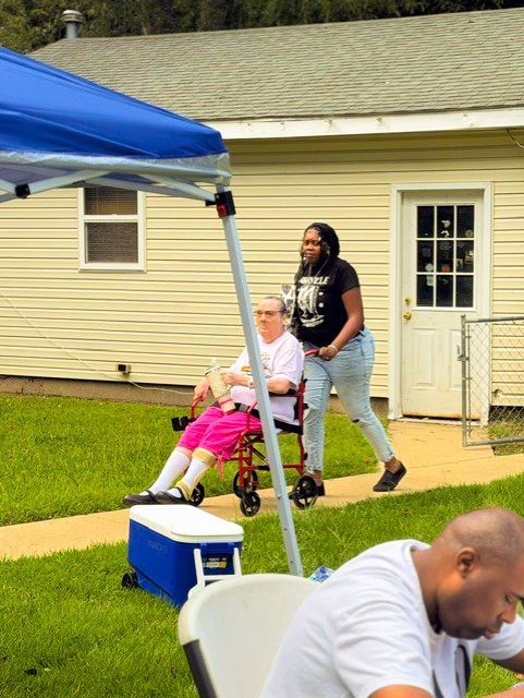 Different homes gathered for Labor Day at Francis Drive 09