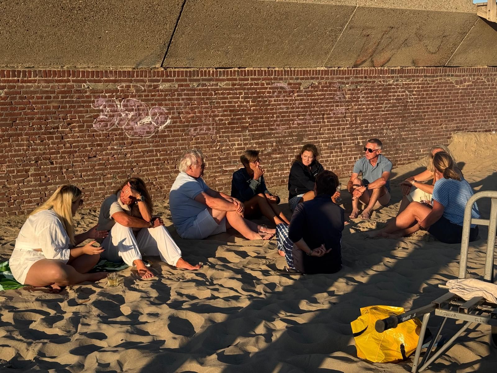 Een groot gebouw met veel ramen staat midden in een stadsstraat.
