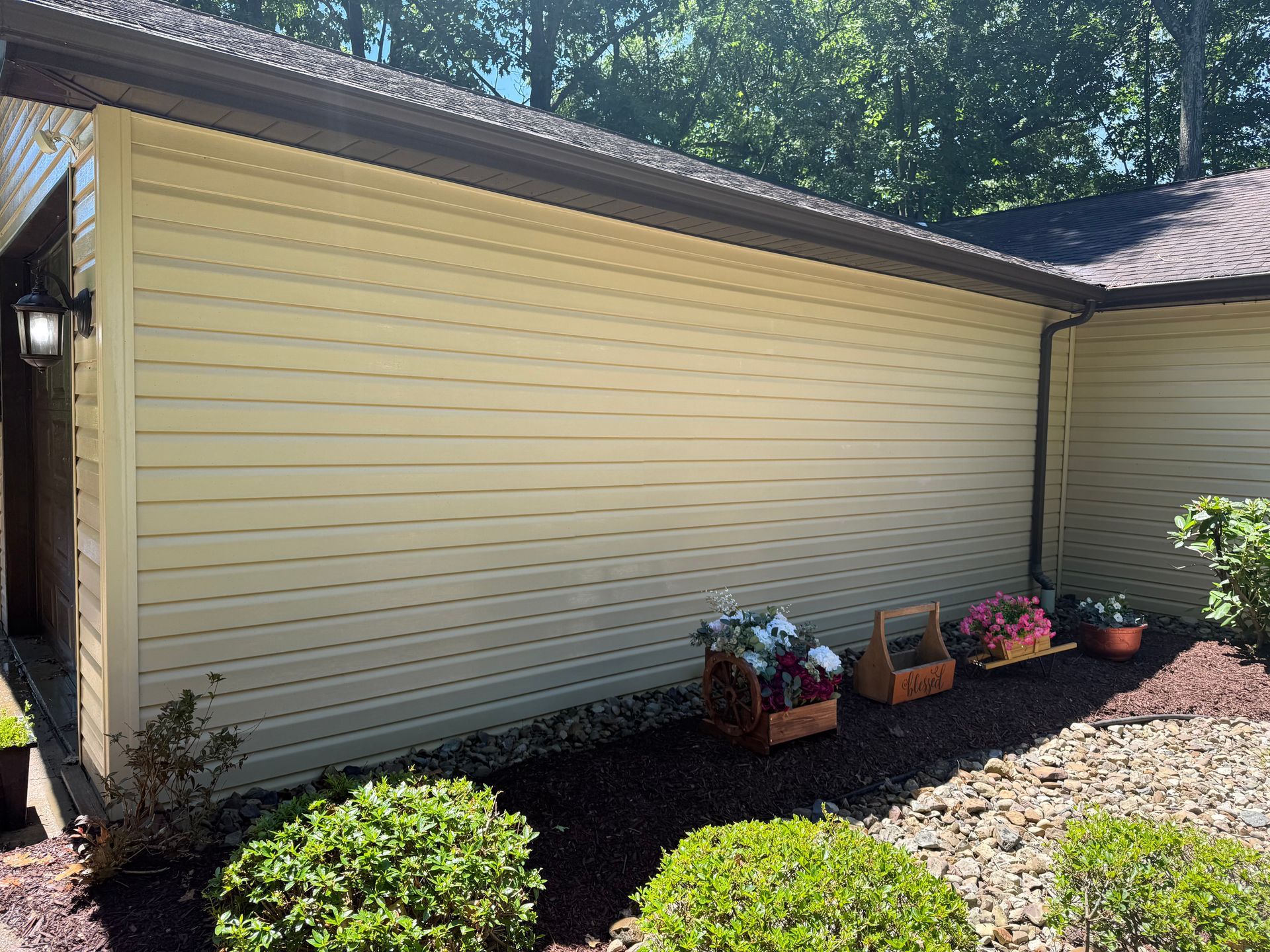 clean white vinyl siding after exterior pressure washer cleaning by Mr. Lucky's exterior cleaning