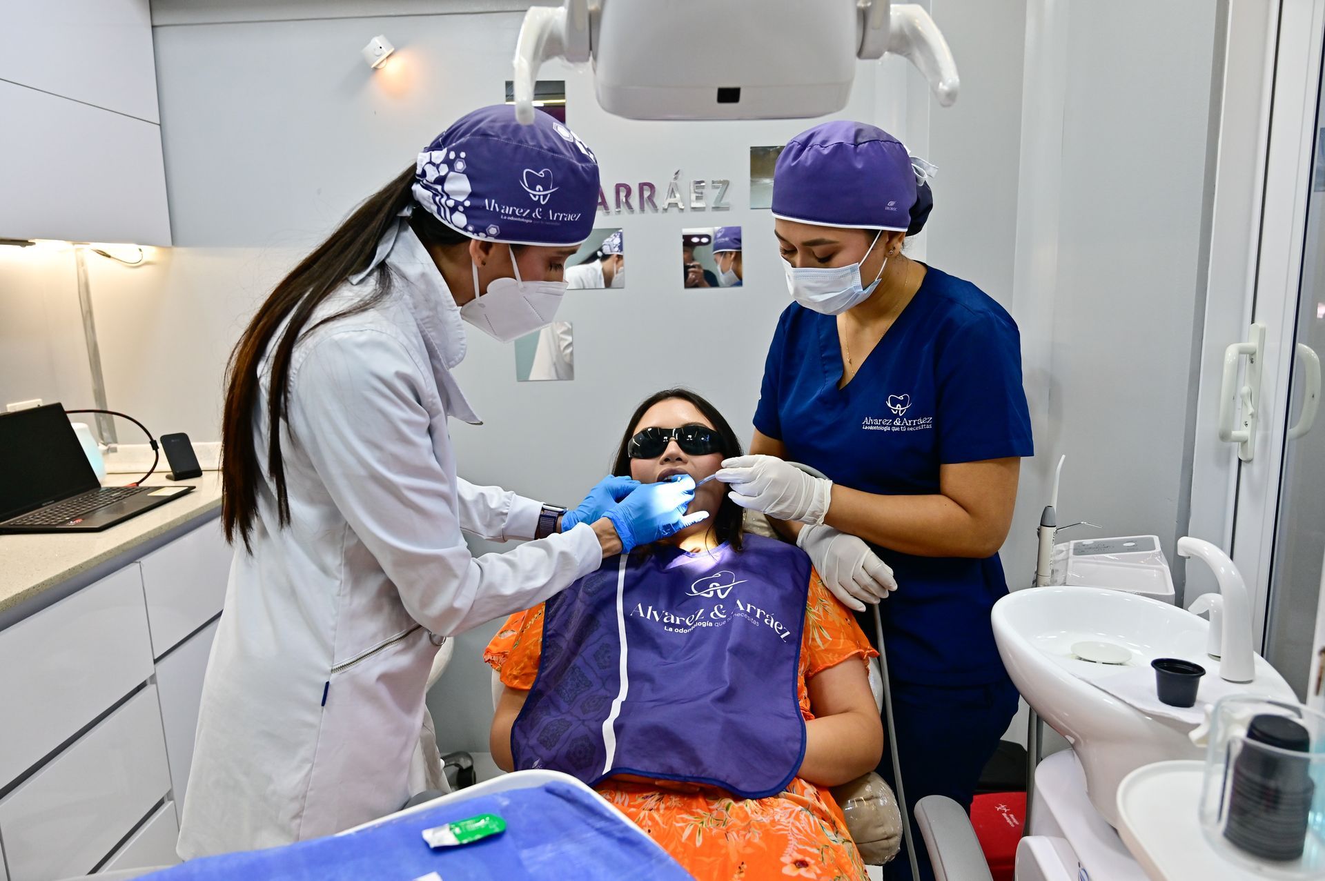 Un primer plano de una mujer que lleva un collar y pendientes.