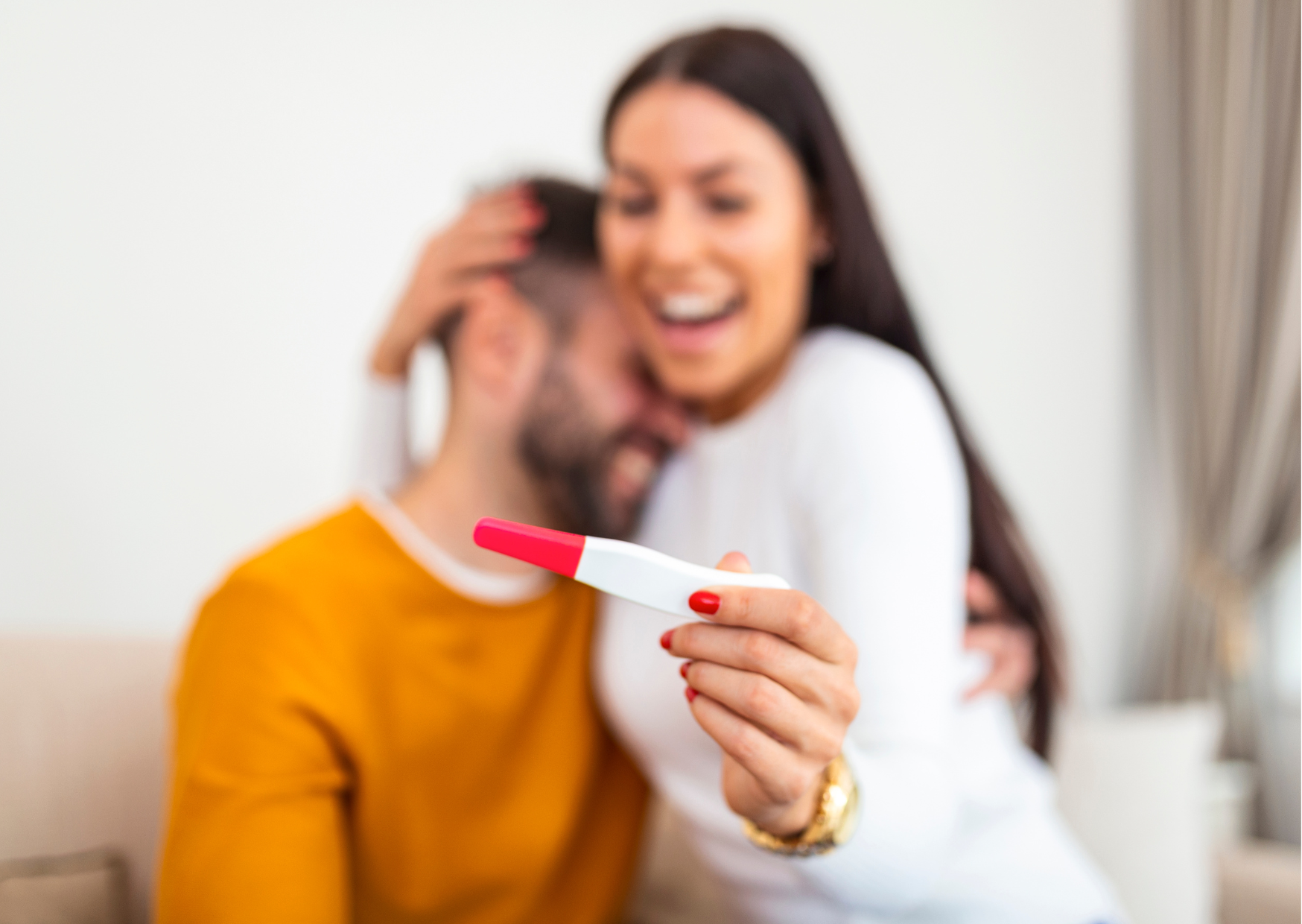 Uma mulher está fazendo um teste de gravidez na frente de um homem.