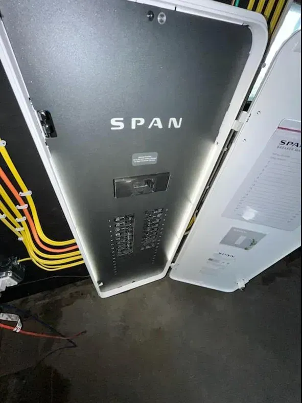 a black box with the word span on it