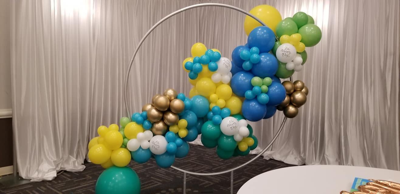 An organic photo frame made of balloons