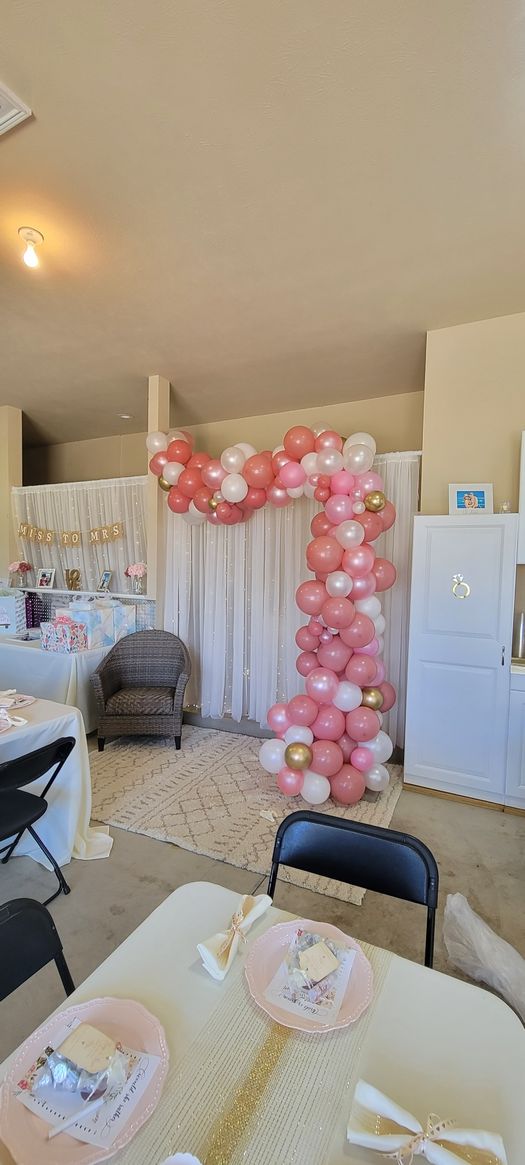 Organic free form balloon demi arch in pink and white