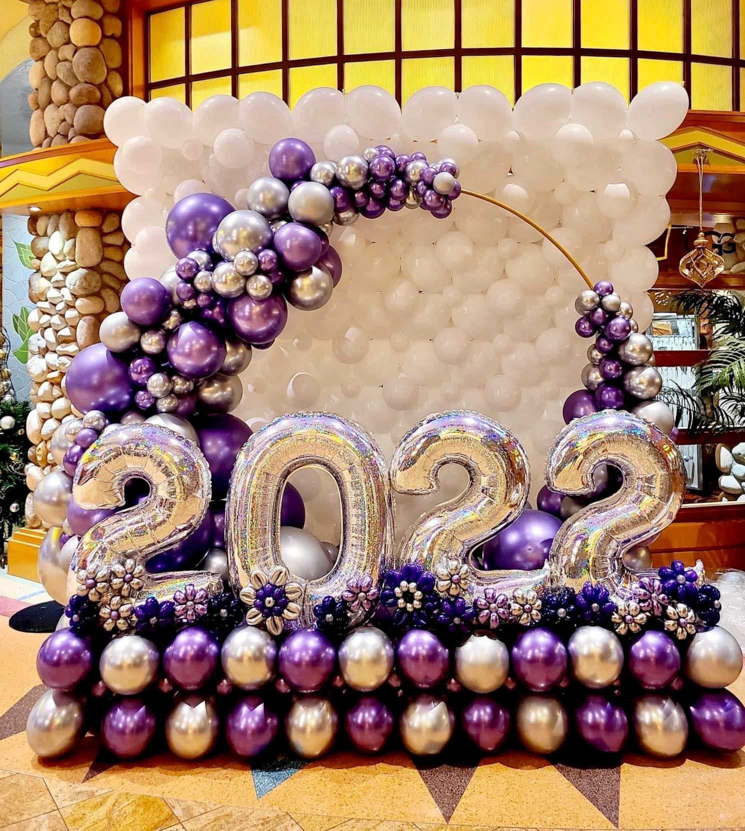 A large display of purple and silver balloons with the year 2022 written on them.