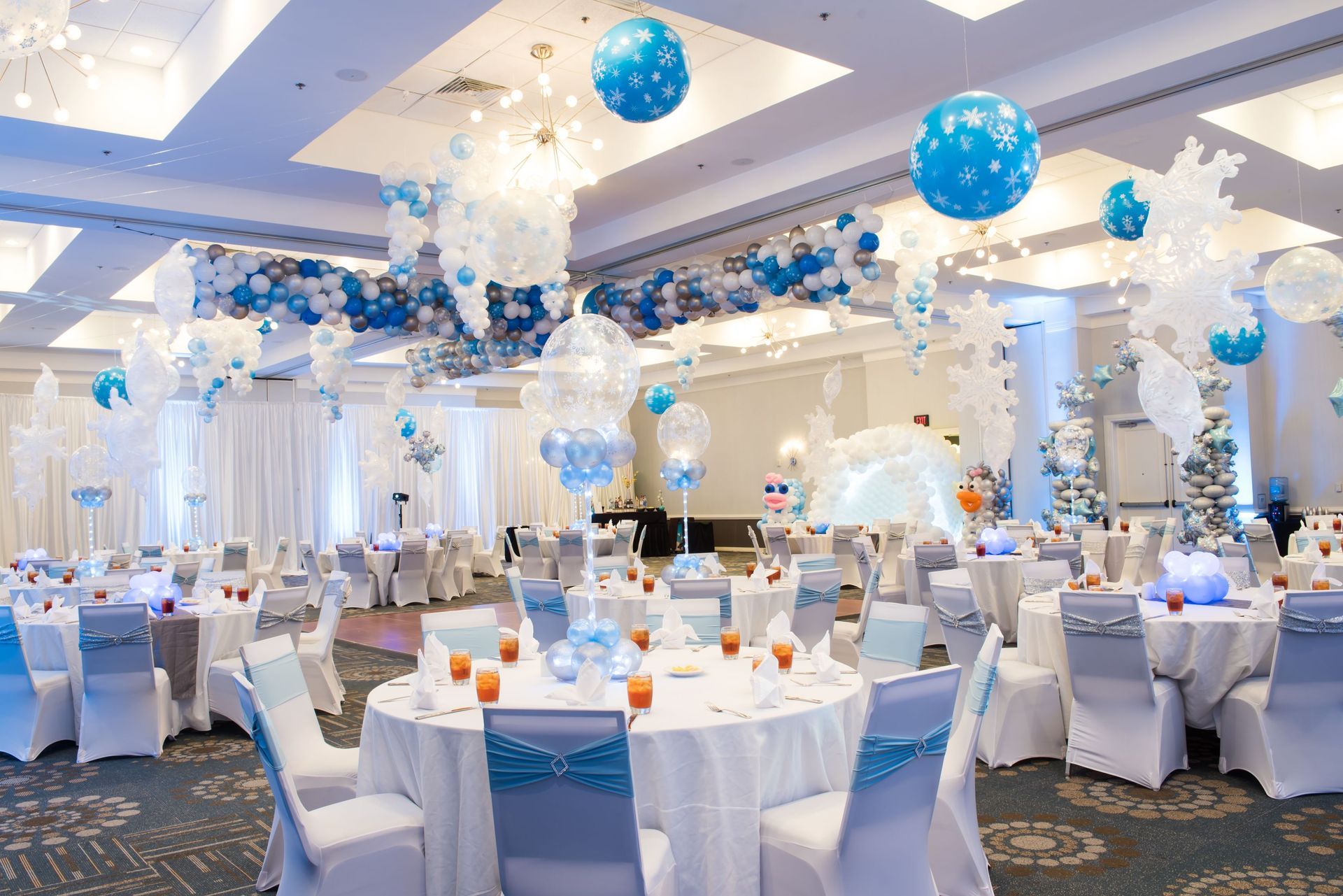 Winter Wonderland balloon decorations
