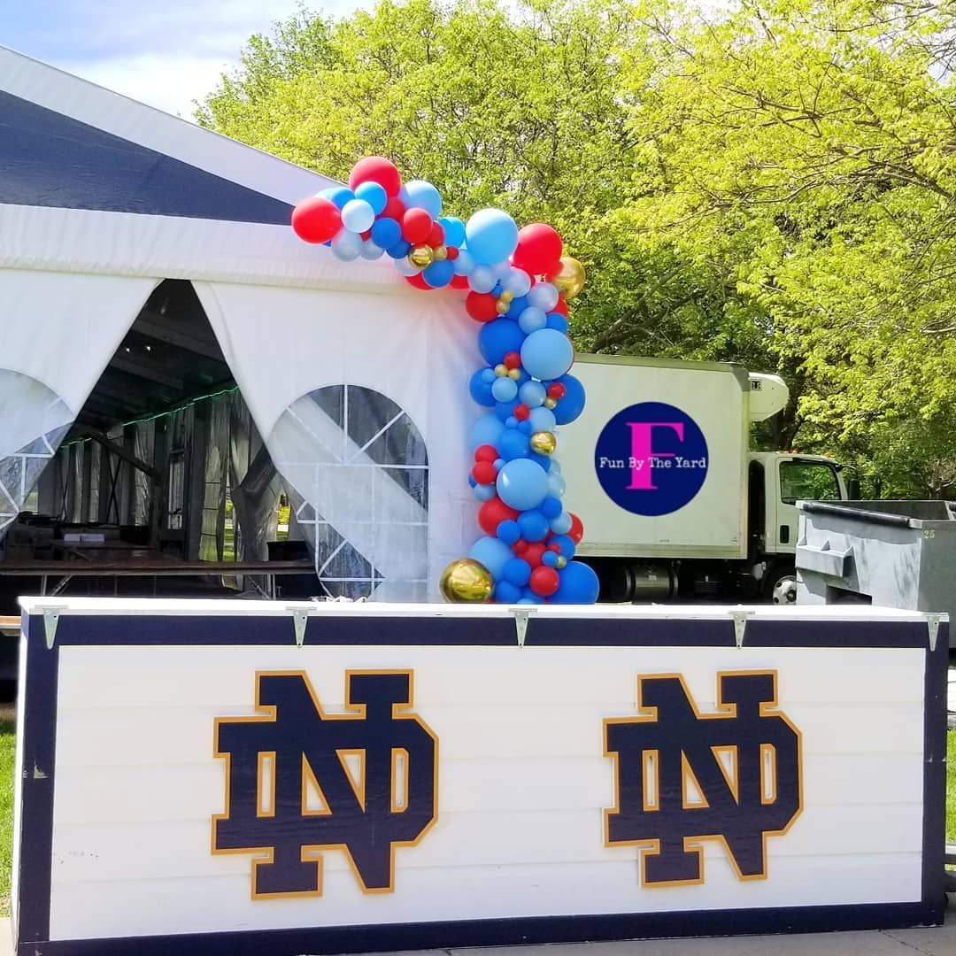 a sign that has the letter n on it