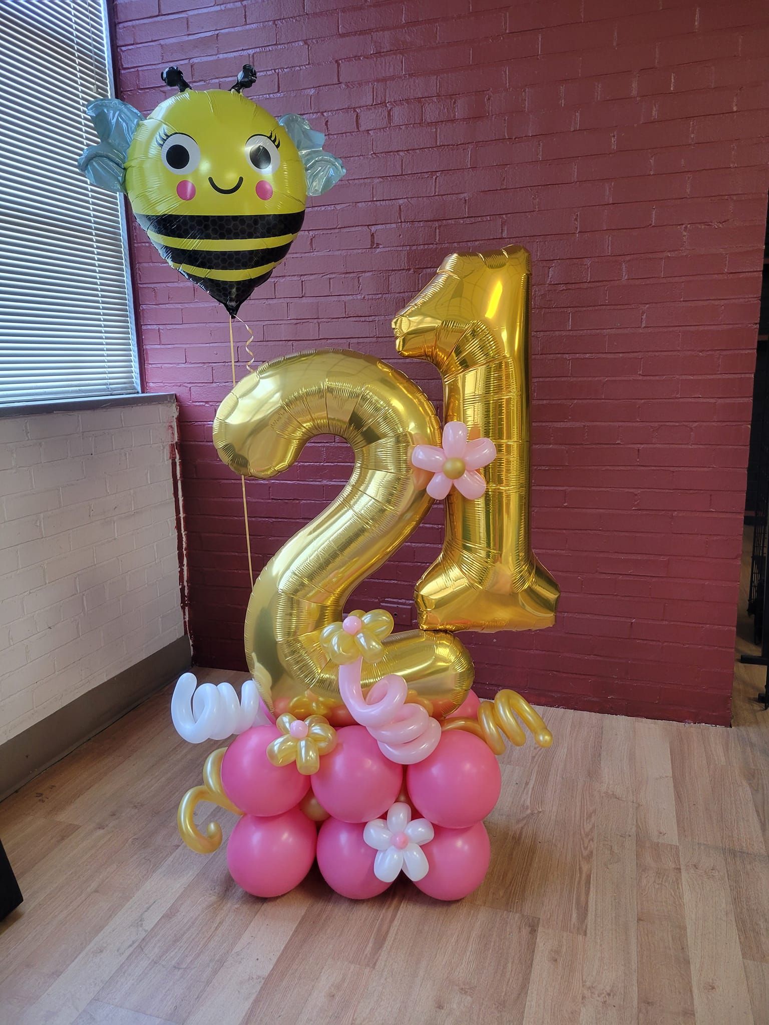 Balloon display with a gold