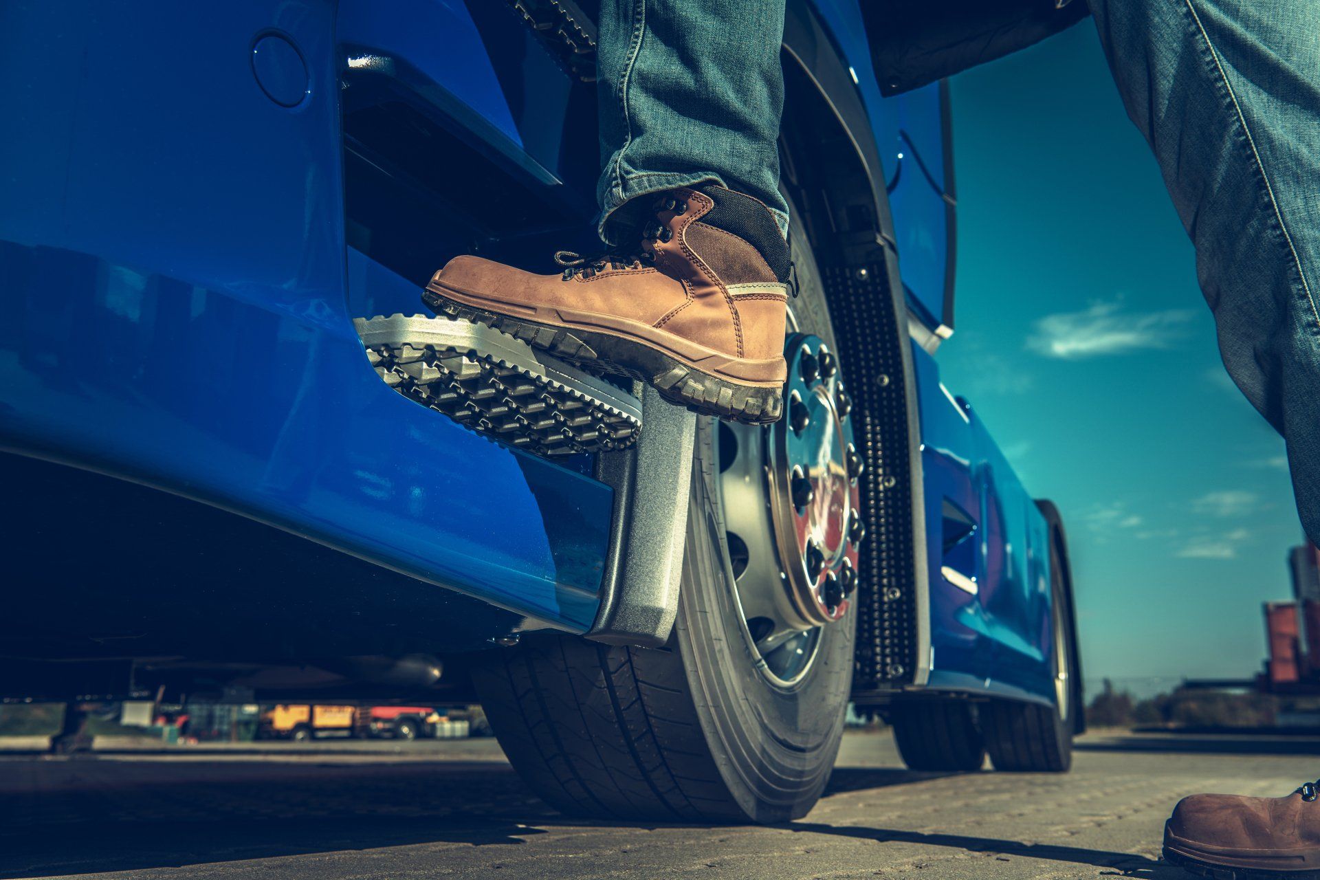 Un homme sort d'un semi-camion bleu.