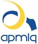 Logo : lettre « a » bleue et forme sur un croissant jaune, avec le texte bleu « apmlq ».