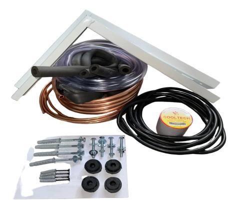 Kit de instalación de aire acondicionado con tubería de cobre, aislamiento, soportes y tornillería.