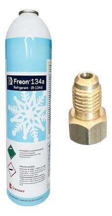 Lata de refrigerante Freón-134a junto a un conector de latón. La lata es azul y blanca con un dibujo de un copo de nieve.