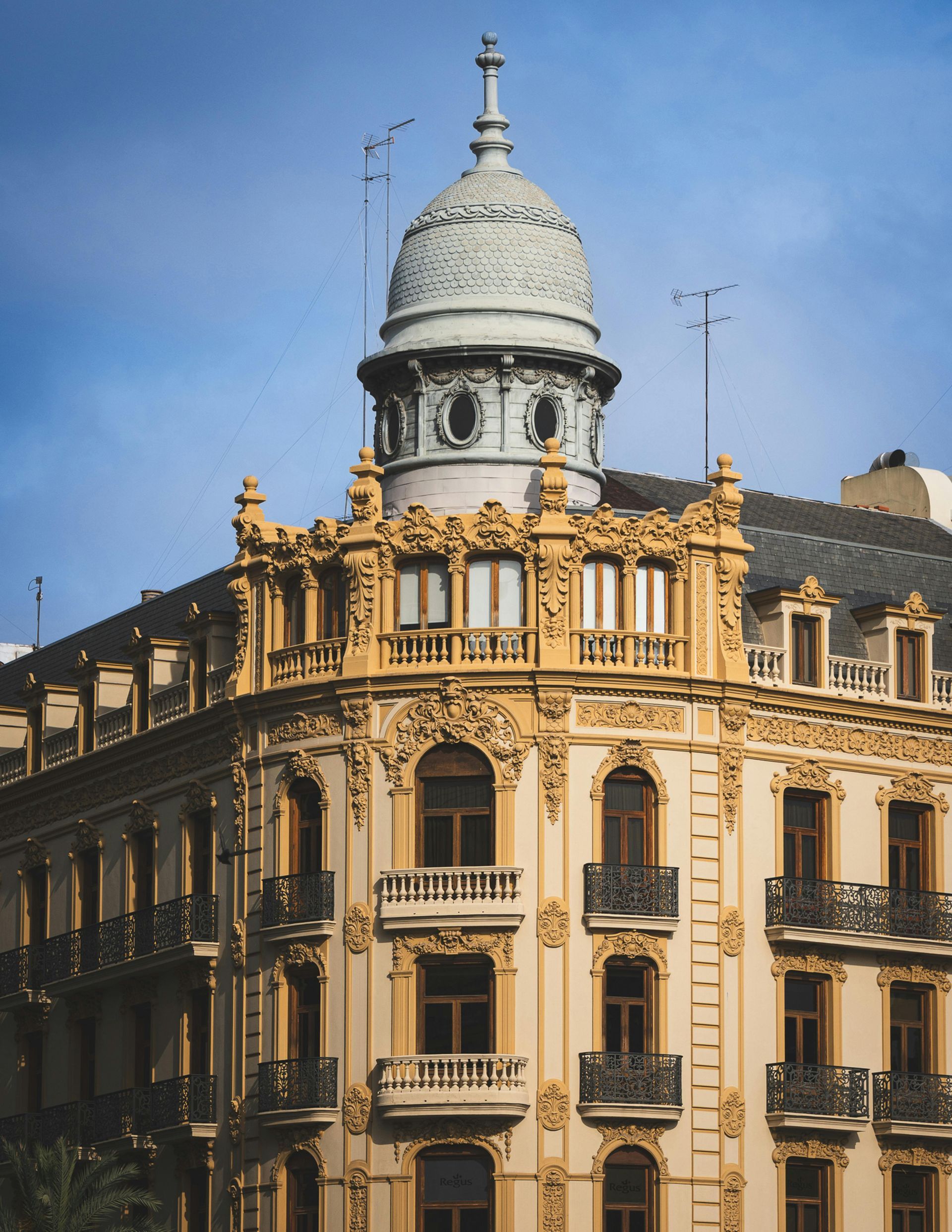 Fachada de edificio modernista con valor arquitectónico y deber de conservación