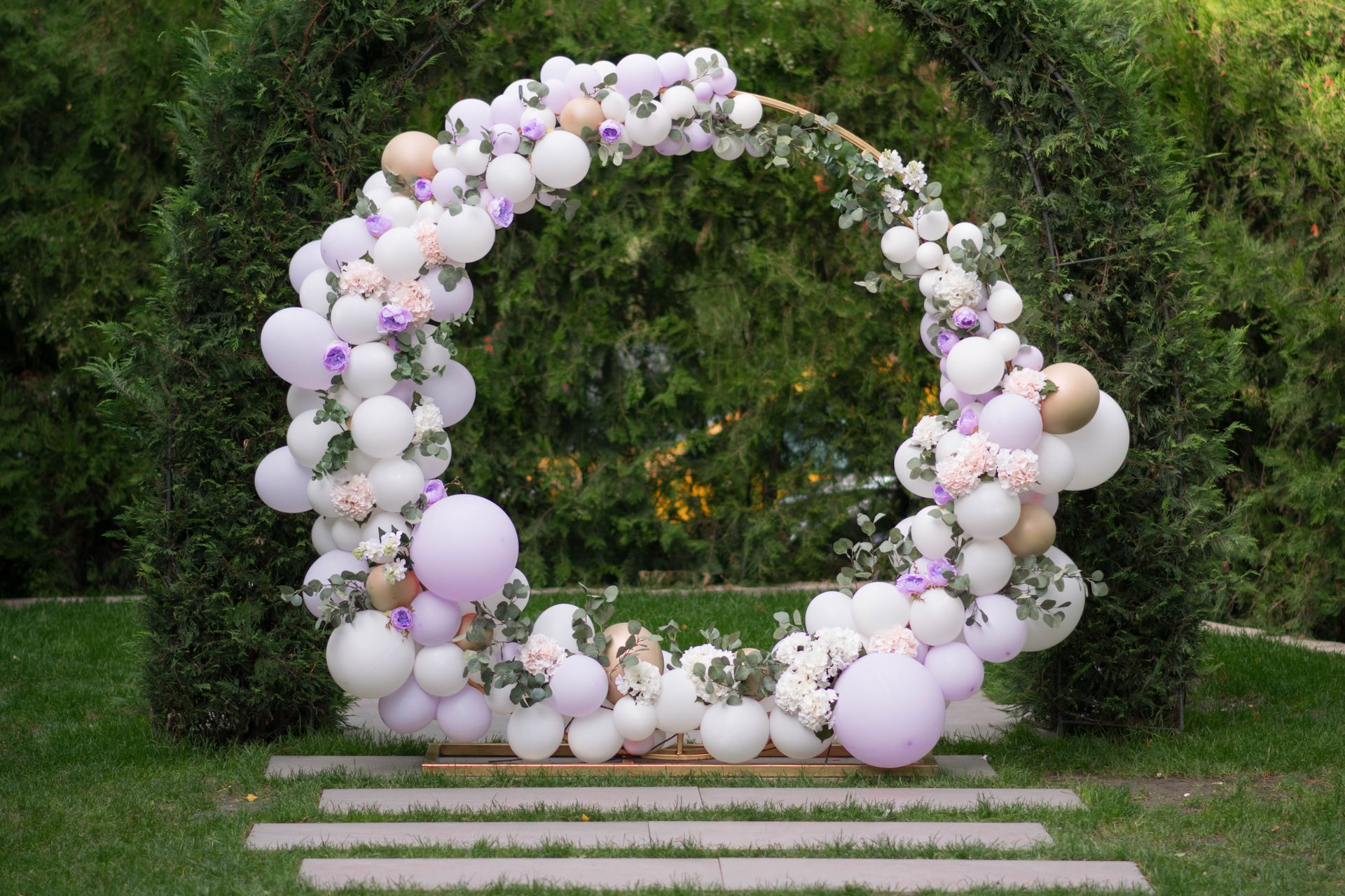 Balloon arch in white