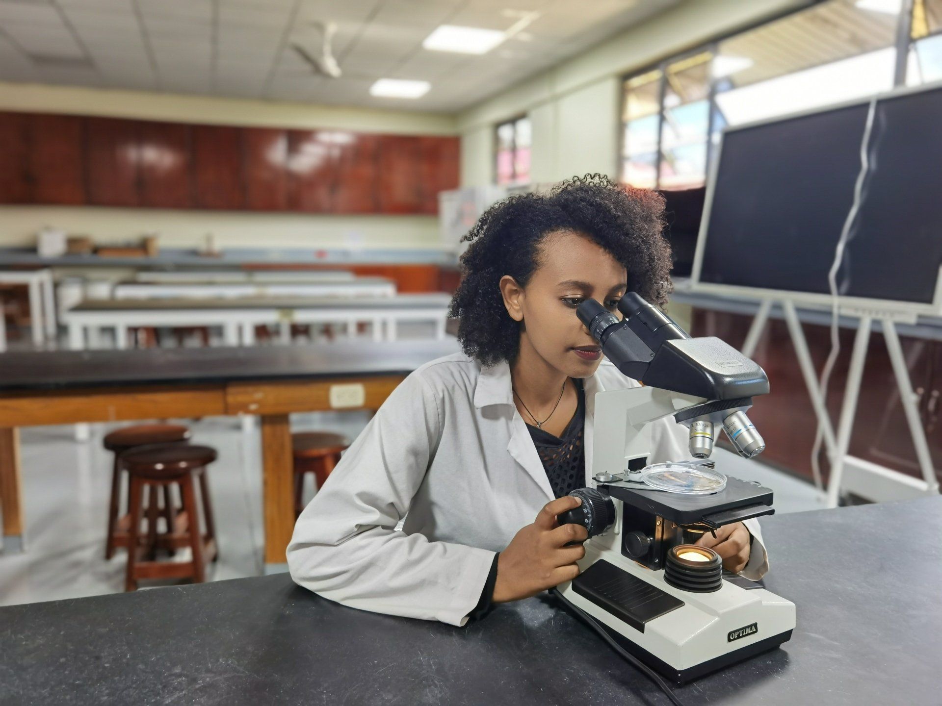 Chica con microscopio