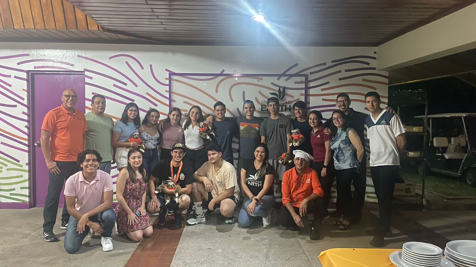 Un grupo de personas posan para una fotografía en una habitación.