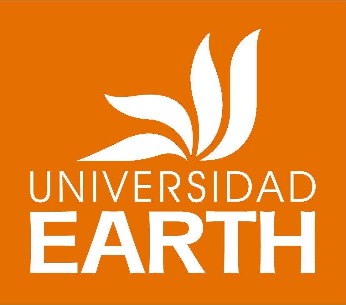 Fondo naranja con logo blanco de la Universidad EARTH: hojas estilizadas sobre las palabras “UNIVERSIDAD EARTH”.