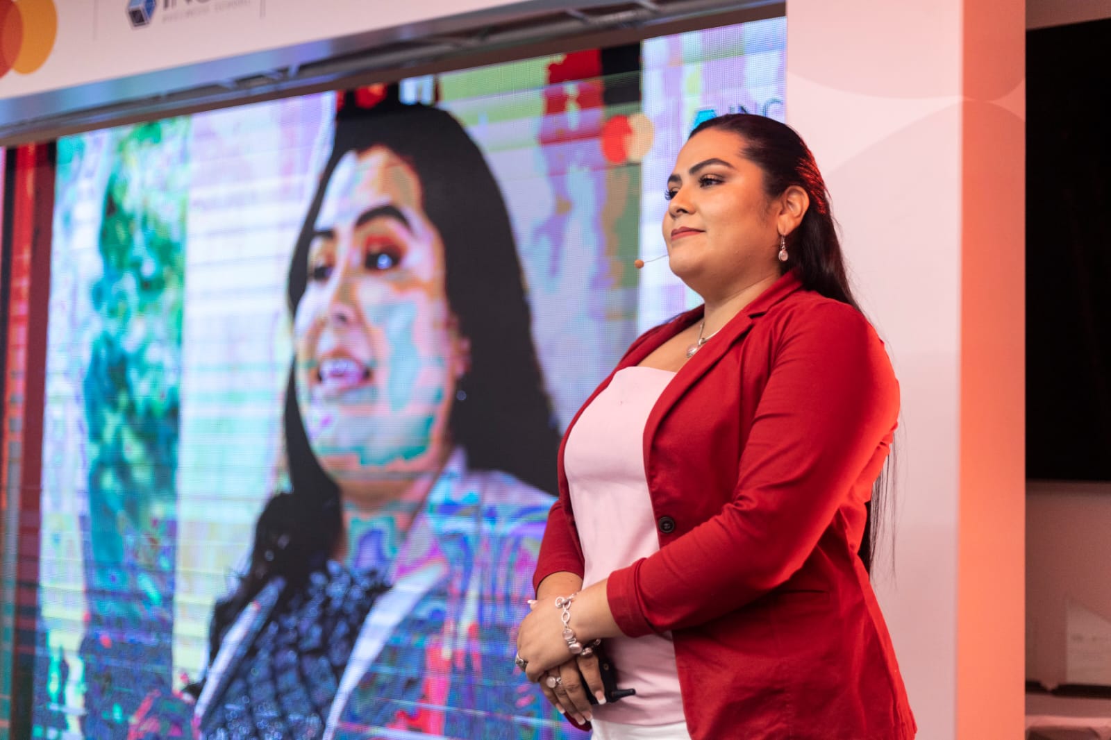 Mujer orgullosa