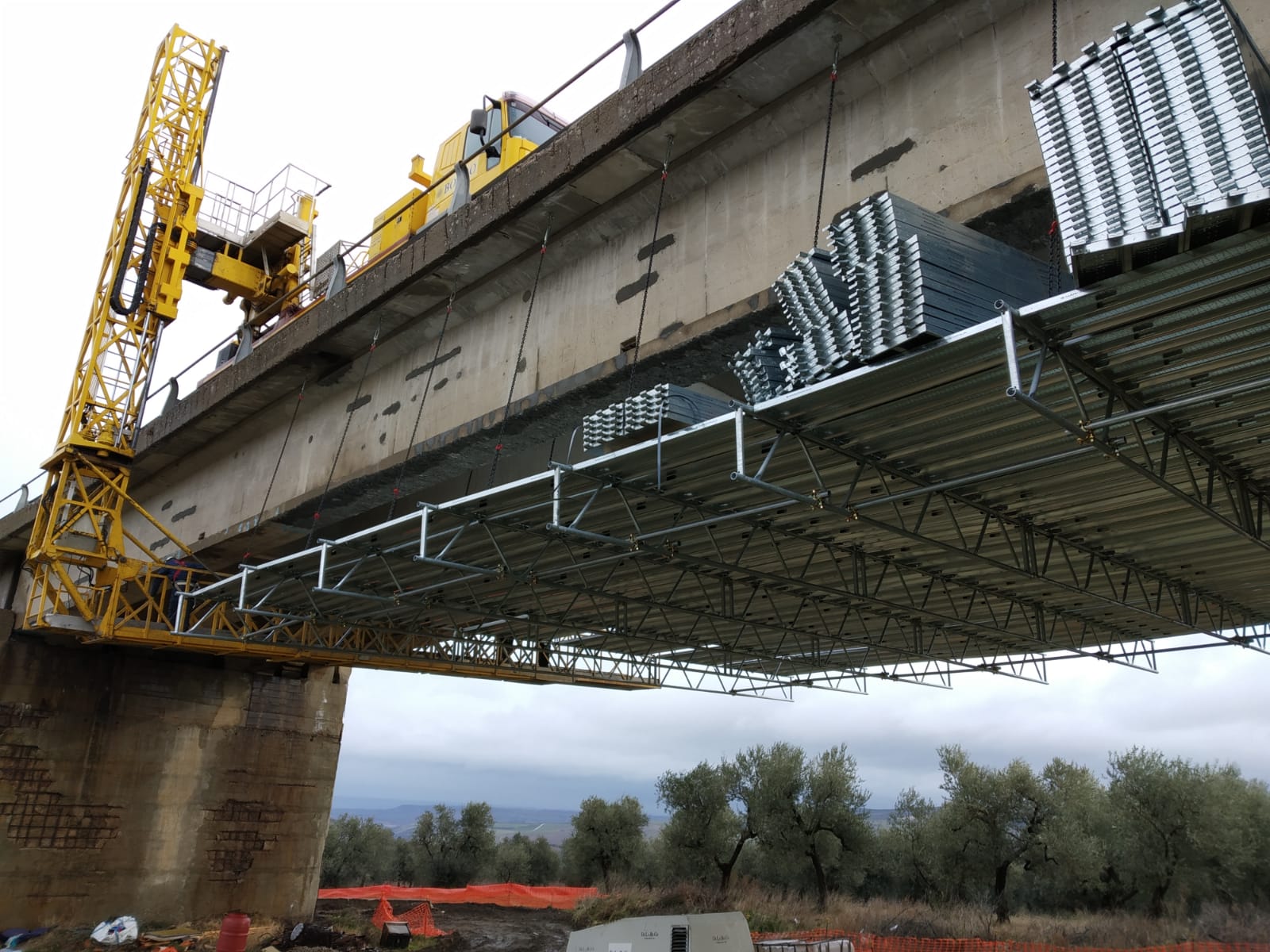 Ponte in costruzione con impalcature e macchinari.