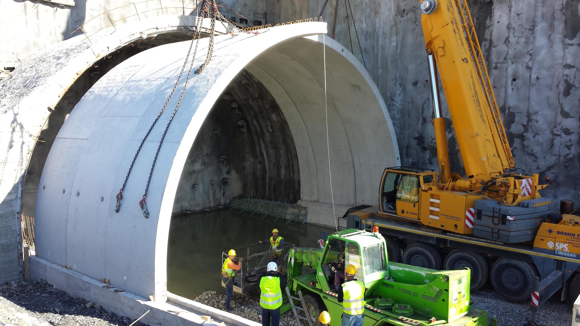 Un gruppo di operai edili sta lavorando in un tunnel.
